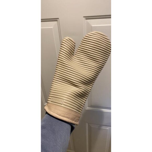 KitchenAid Ribbed Soft Silicone Oven Mitt Set, 7"x13", Milkshake 2 Count - Picture 5 of 11